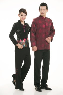 Beyaz bir arka planın önünde Çinli giyim garsonu giymişsin.