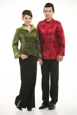 Beyaz bir arka planın önünde Çinli giyim garsonu giymişsin.