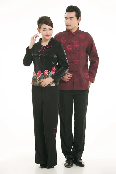 Porter un serveur de vêtements chinois devant un fond blanc — Photo
