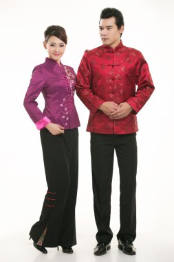 Beyaz bir arka planın önünde Çinli giyim garsonu giymişsin.