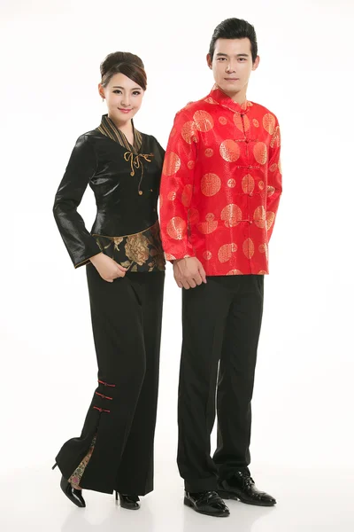 Vestindo garçom roupas chinesas na frente de um fundo branco — Fotografia de Stock