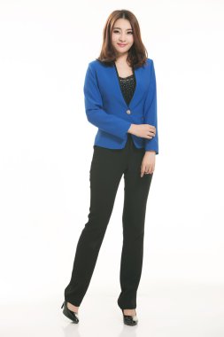 Beyaz arka plan önünde takım elbise giyen genç Asyalı kadınlar.