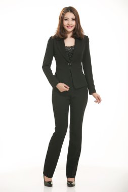 Beyaz arka plan önünde takım elbise giyen genç Asyalı kadınlar.