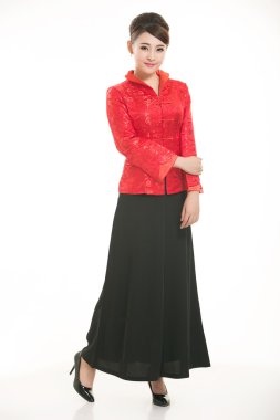 Beyaz bir arka planın önünde Çinli giyim garsonu giymişsin.