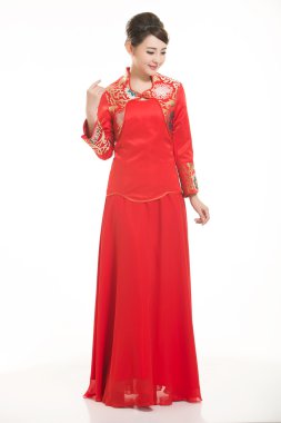 Beyaz bir arka planın önünde Çinli giyim garsonu giymişsin.