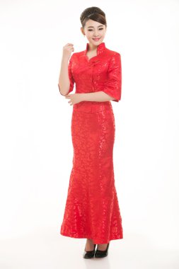 Beyaz bir arka planın önünde Çinli giyim garsonu giymişsin.