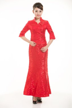 Beyaz bir arka planın önünde Çinli giyim garsonu giymişsin.