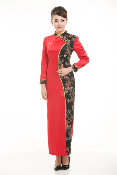 Beyaz bir arka planın önünde Çinli giyim garsonu giymişsin.