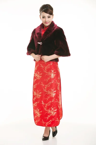 Φορώντας Κινέζικα ρούχα σερβιτόρος μπροστά από ένα λευκό φόντο — Φωτογραφία Αρχείου