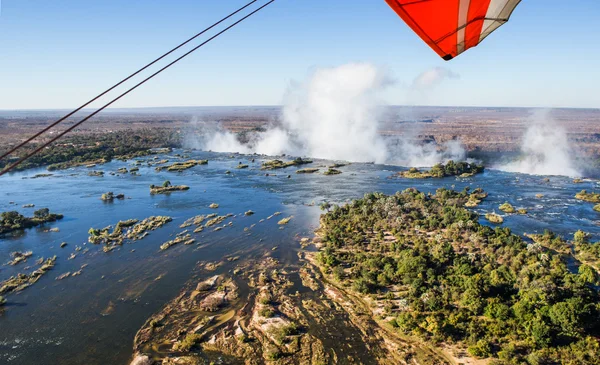 Volando en ala delta bajo las Cataratas Victoria — Foto de Stock