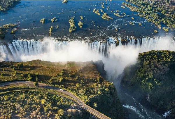 Victoria Falls en omgeving in nationaal park — Stockfoto