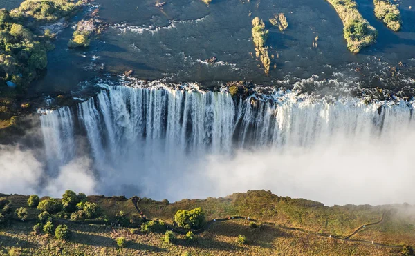 Victoria Falls en omgeving in nationaal park — Stockfoto