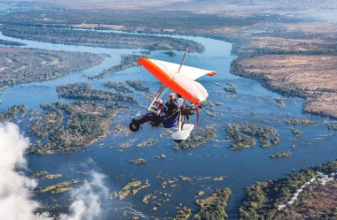 Hang glider Victoria Falls altında üzerinde flyings