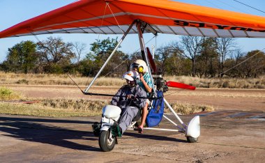 Turistler Victoria Şelaleleri üzerinde uçuş öncesi