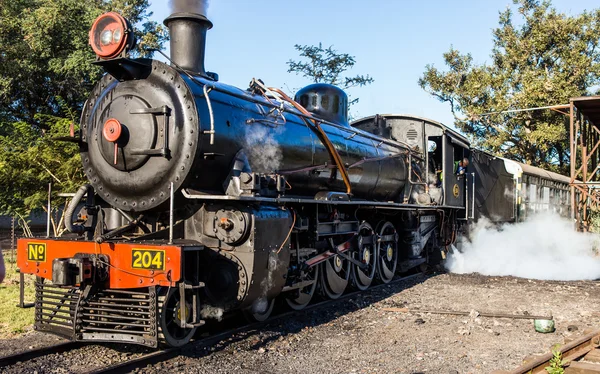 Vieja locomotora llegando a la estación — Foto de Stock