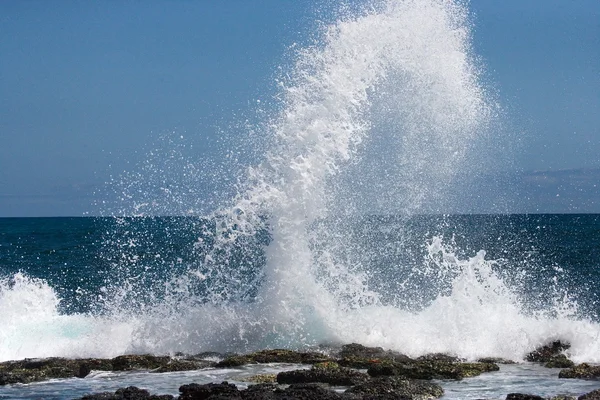 Wellen schlagen gegen Felsen — Stockfoto