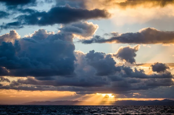 Ondas mediterrânicas ao pôr do sol — Fotografia de Stock