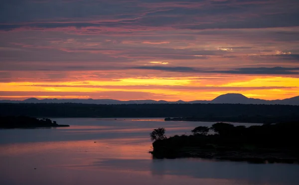 Bellissimo tramonto sul fiume — Foto Stock