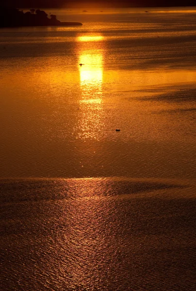 Belo pôr do sol sobre o rio — Fotografia de Stock