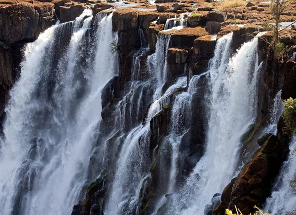 Paisaje con hermosa cascada — Foto de Stock