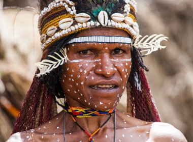 Tüyler bir taç giyen bir kadın