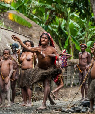 Kadın bir mızrak atıyor
