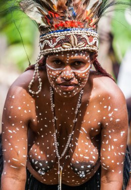 Tüyler bir taç giyen kadın