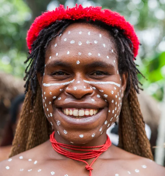 Femme souriante de la tribu — Photo