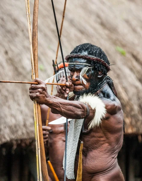 Man with bow and arrow — Stock Photo, Image