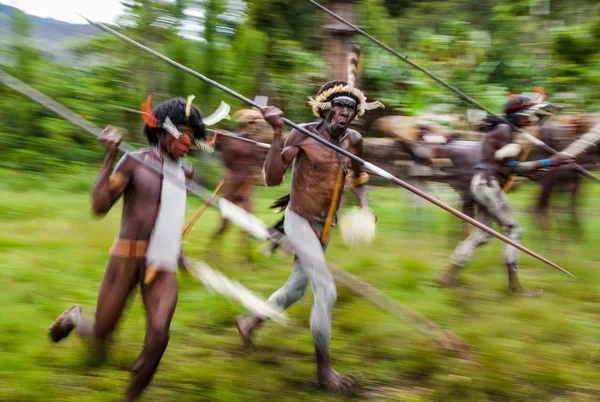 Erkekler spears ile çalıştırın — Stok fotoğraf