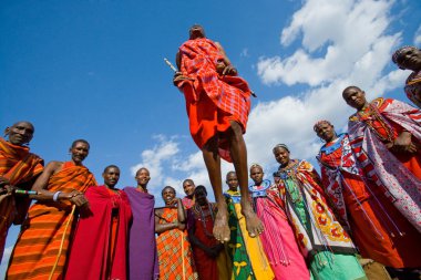 Masai savaşçıları geleneksel atlar