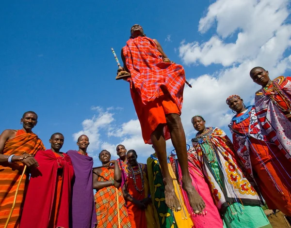 Masai guerreros saltos tradicionales — Foto de Stock