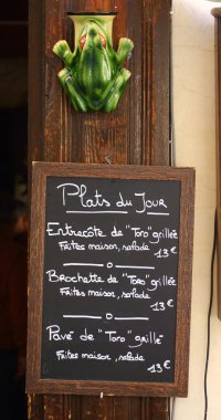 Menü kurulu bir sokak kafe ile