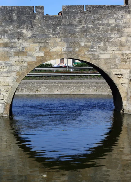 Steinerne Brücke über einen Fluss — Stockfoto