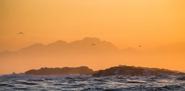 Vlny zřítilo na skalnaté pobřeží — Stock fotografie