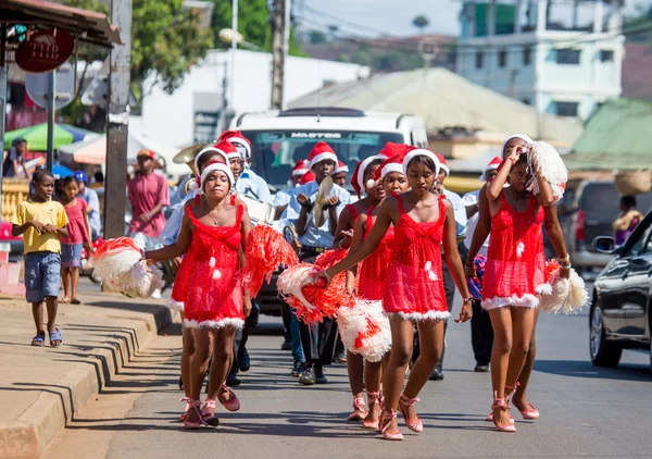 Jeunes pom-pom girls en costumes de Père Noël — Photo