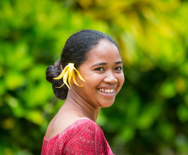 Молодая женщина с цветком иланга — стоковое фото