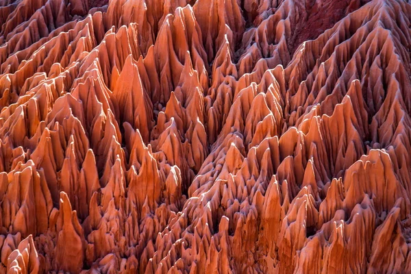 Formación geológica roja Tsingy —  Fotos de Stock