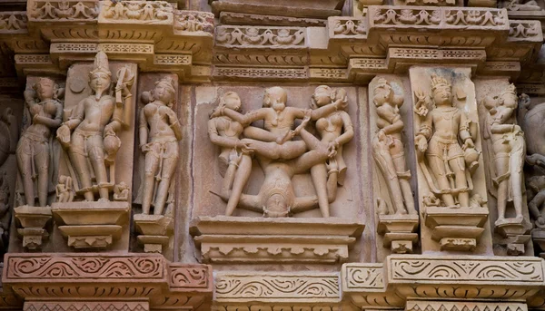 Эротические скульптуры людей в храме Вишванатха — стоковое фото