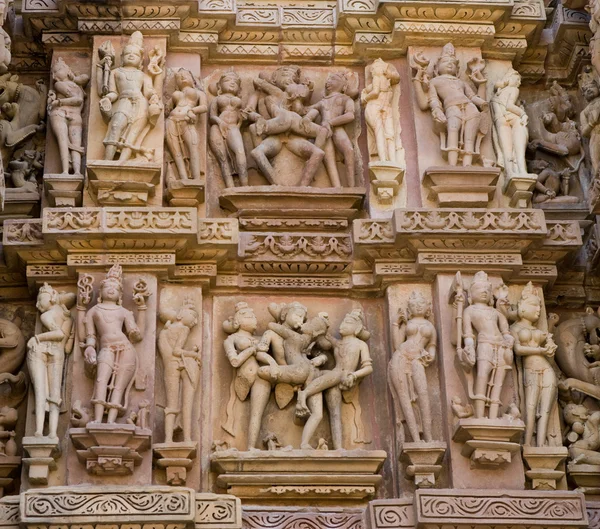 Erotyczne rzeźby człowieka w świątyni Vishvanatha — Zdjęcie stockowe