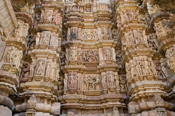 Erotische menschliche Skulpturen im vishvanatha Tempel — Stockfoto