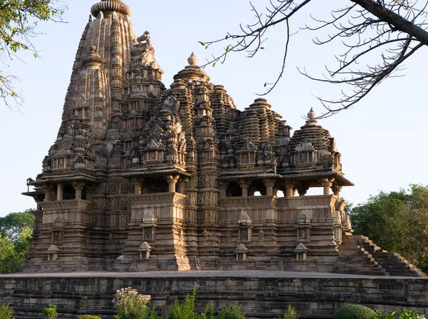 Esculturas humanas eróticas en el templo de Vishvanatha — Foto de Stock