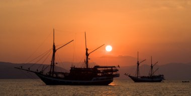 arka planda bir gemi silueti