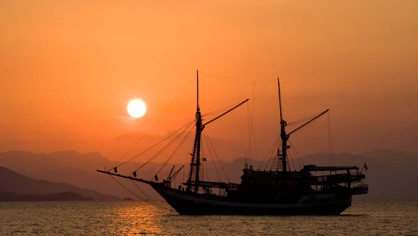 Silhouet van een schip op de achtergrond — Stockfoto