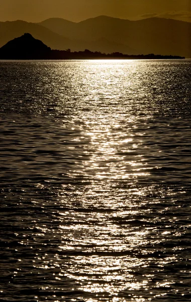 波状水に太陽フレア — ストック写真