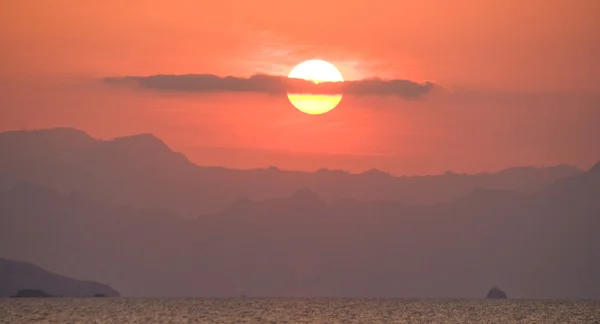 Feurig orangefarbener Abendhimmel — Stockfoto