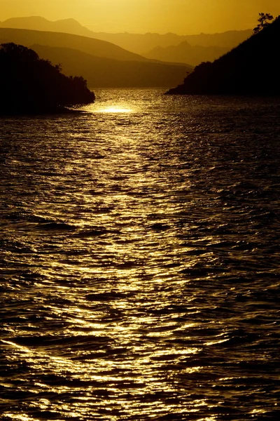 I brillamenti del sole sull'acqua ondulata — Foto Stock