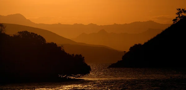 Zon fakkels op golvende water — Stockfoto