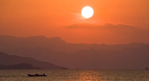 Feurig orangefarbener Abendhimmel — Stockfoto