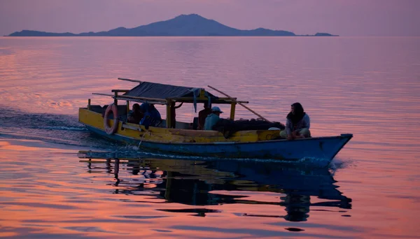 Silhueta de um navio no fundo do pôr-do-sol — Fotografia de Stock